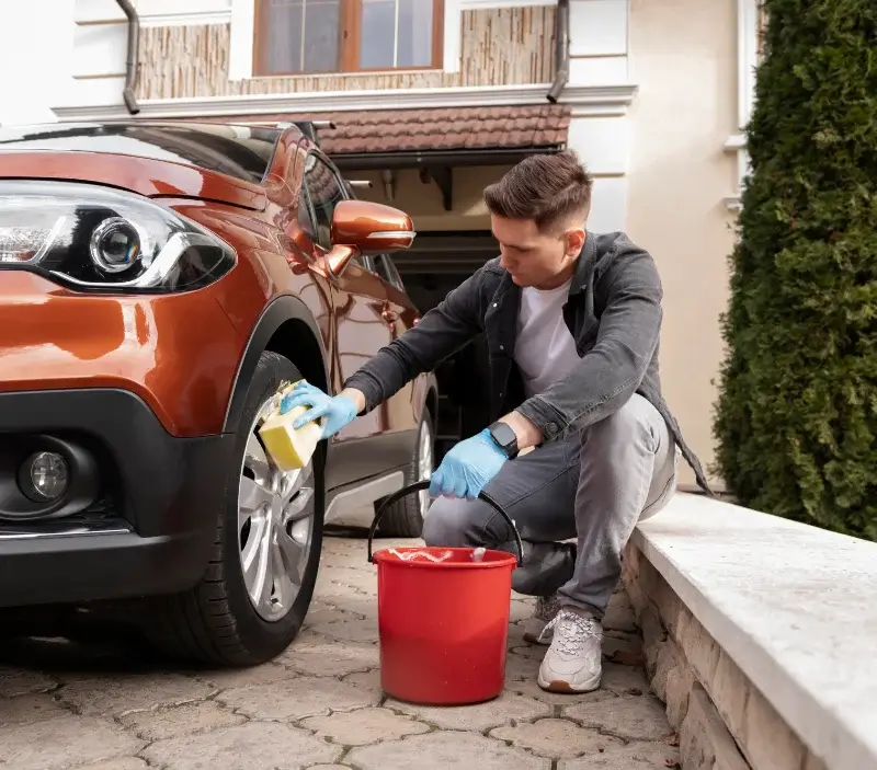 Lavage auto à domicile Carsan : professionnel intervenant sur un véhicule